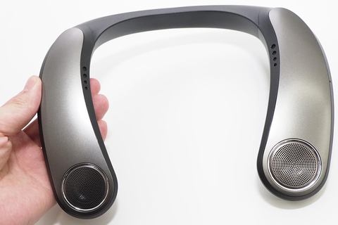 シャープ、TVを重低音+振動で楽しむ肩のせスピーカー。送信機