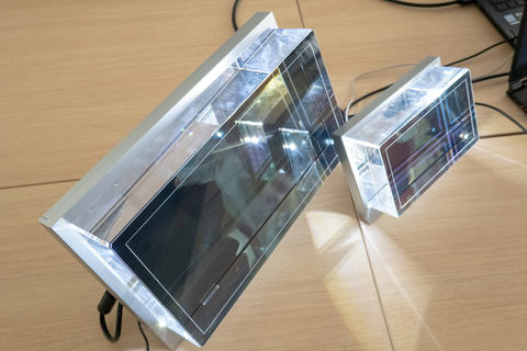 ヘッドセット不要で3DCGを立体表示するホログラムディスプレイ - AV Watch