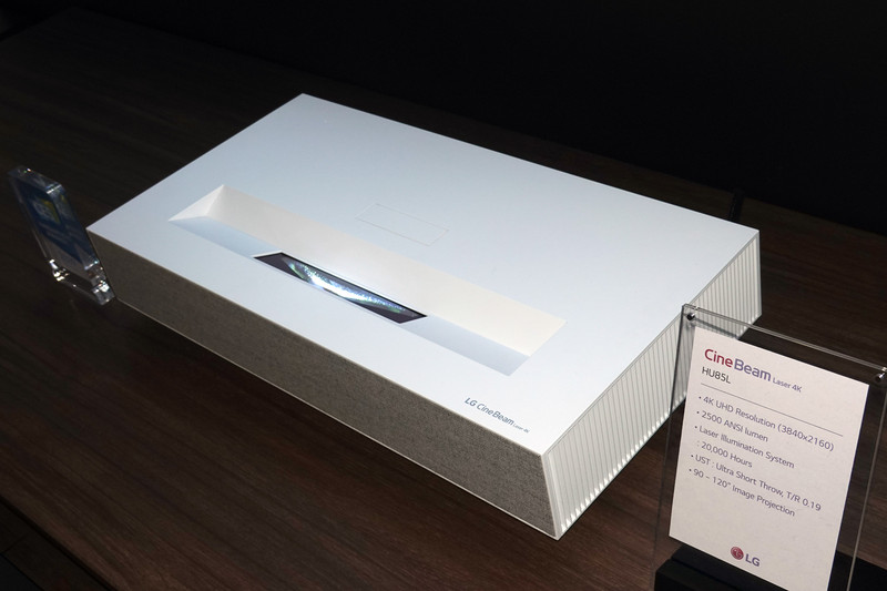 HU80KSの後継機「HU85L」。投写距離約18cmで120インチの大画面投射性能を備える。輝度スペックは2,500ルーメン。レーザー光源に赤色レーザーが追加されることで色域性能が改善されたが、緑は依然と青色レーザーから波長変換して生成する方式