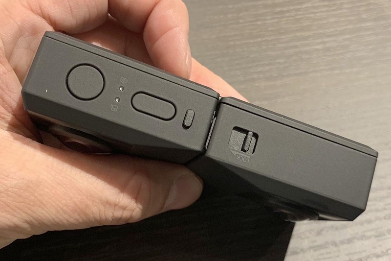 上面。撮影用シャッタースイッチ兼電源(丸ボタン)、モード変更スイッチ(長丸)があるだけのシンプル構造。形態の固定にはスライド式のストッパー