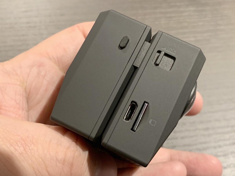 側面には充電とデータ転送兼用のmicroUSBで、電力使用は5V・2A。ここはUSB Type-Cを採用して欲しかった