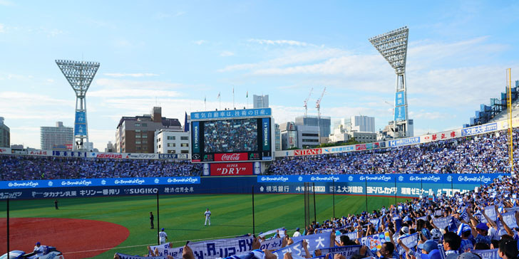横浜スタジアム向けオーロラリボン。フェンスの上部に設置されている