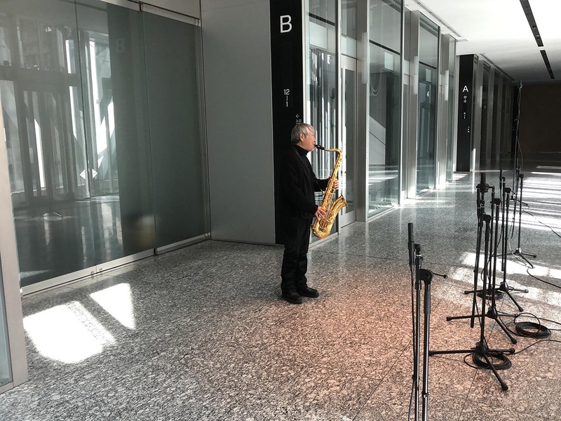 ソニー本社のエレベーターホールでレコーディングするというアイディアを実現