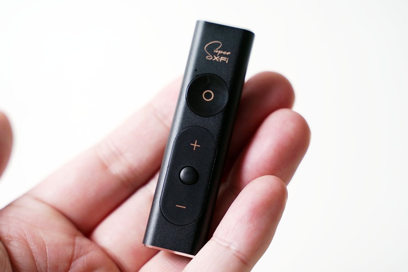 SXFI AMPの外観。機能を考えると驚くほど小さい。一番上にあるのがSXFI効果のオン/オフ、「＋」、「ー」は音量調整調整ボタンで、間にあるボタンは再生/一時停止ボタン