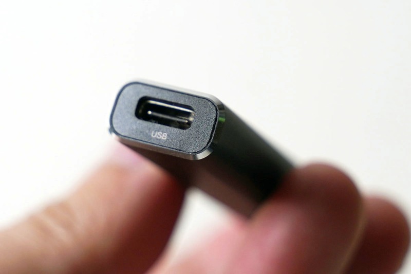 上側にある接続端子。USB Type-Cとなっている