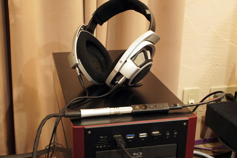 自宅で使っているWindows PCとSXFI AMPをUSB接続したところ。HD800の接続は標準→ステレオミニ変換プラグを使っている。