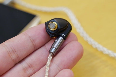 医療用基材とモジュラーメタルボディのイヤフォンAcoustune、アユート