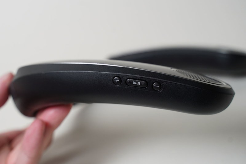 右側にボリュームと再生ボタン