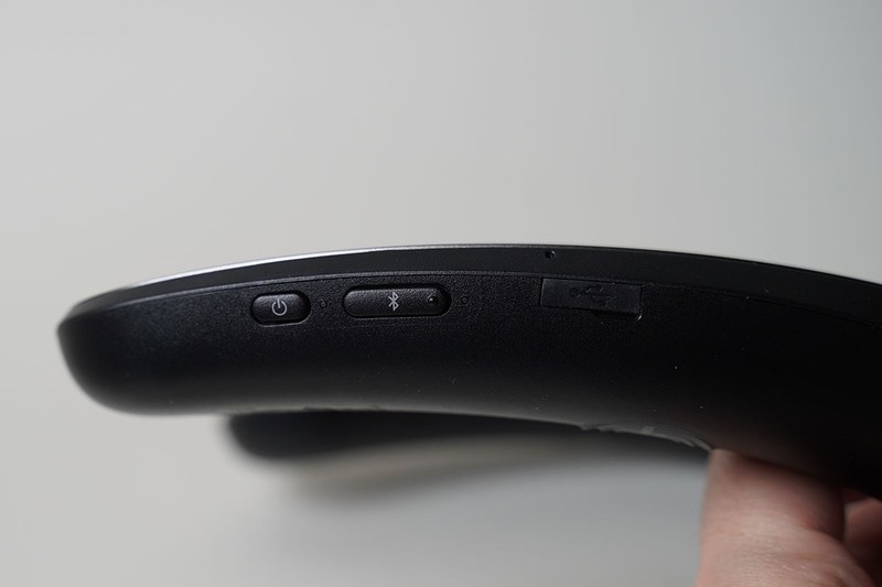 左側に電源とペアリングボタン