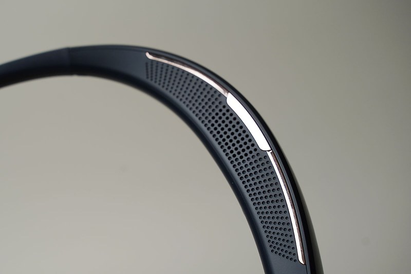 耳の近くにスピーカーを配置していた