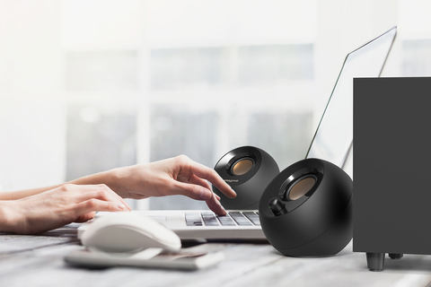 球形スピーカーとサブウーファで3,680円の2.1chシステム。USB給電動作