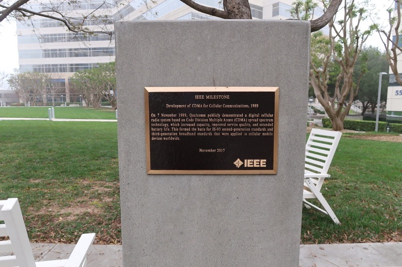 Qualcomm本社ビル付近に立つCDMA生誕の地であることを伝える記念碑。ポケストップにもなっていた