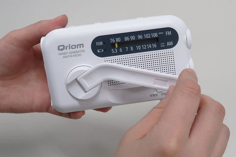 10年放っておいても、手回し充電で使えるテレビ&ラジオ - AV Watch