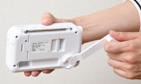10年放っておいても、手回し充電で使えるテレビ&ラジオ - AV Watch