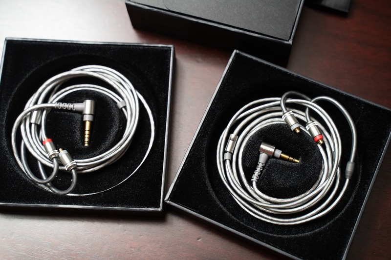 思わず「ジャジャーン!」とか言いながら開封してしまうケース。お重の弁当を開けていくようなワクワク感がある