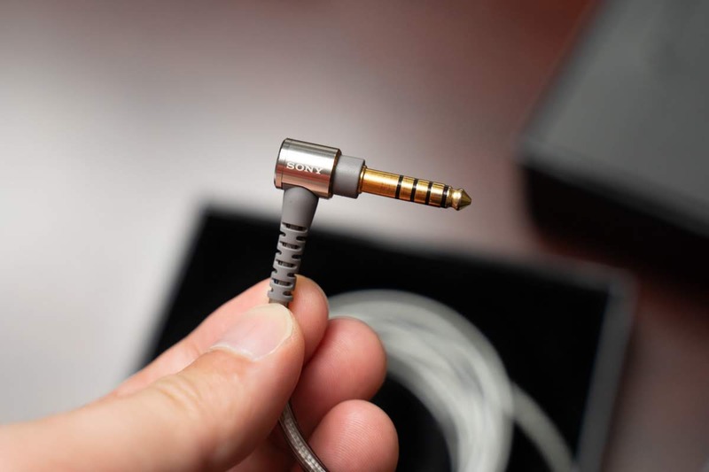 ケーブルはMMCXで着脱可能。3.5mmに加え、4.4mmのバランスケーブルも付属する