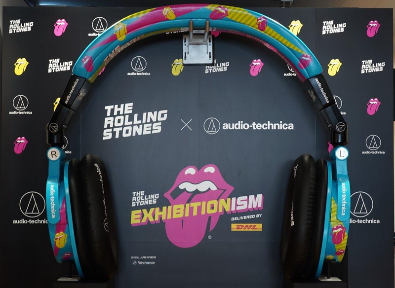 「Exhibitionism-ザ・ローリング・ストーンズ展」で巨大ヘッドフォンと一緒に写真が撮れるフォトブース