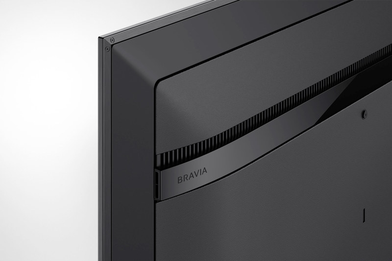 BRAVIAロゴの左側、縦に細長く伸びる2つのスリットが「サウンドポジショニングツイーター」
