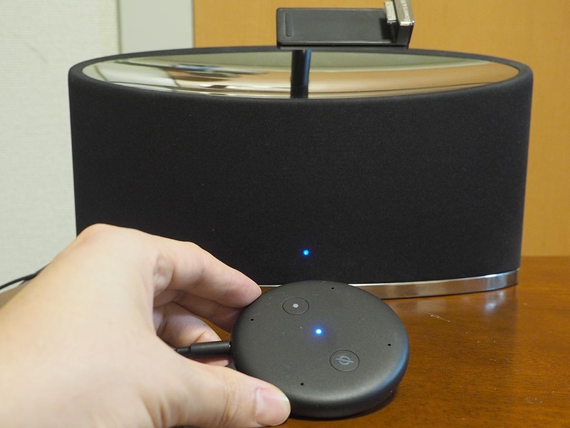 Echo Input(手前)と、接続したスピーカー「Zeppelin Mini」(奥)