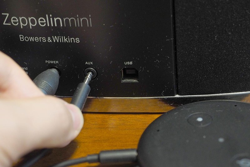 Zeppelin Miniの背面端子にAUXケーブルを接続