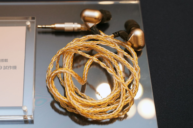 独自ドライバー「N10」を使った有線イヤフォン「X09」の試作機。リケーブル対応となっている
