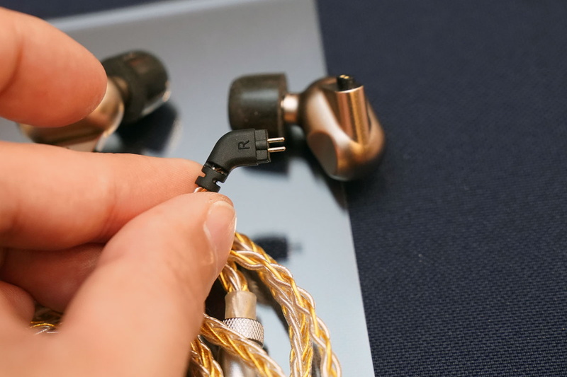 独自ドライバー「N10」を使った有線イヤフォン「X09」の試作機。リケーブル対応となっている
