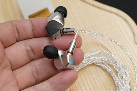 finalの新イヤフォン「Bシリーズ」3機種。約3万円～。DITA「Dream XLS