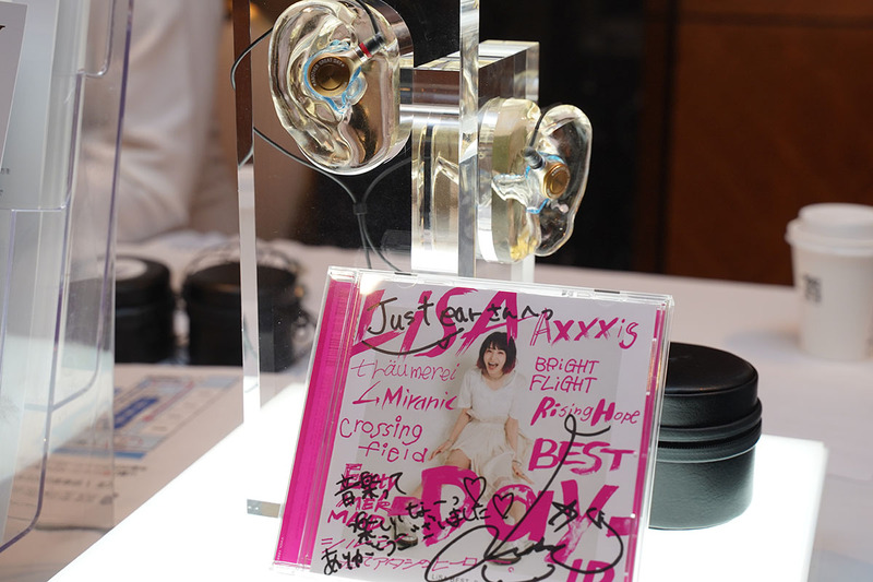 LiSAさんの好きな音質に合わせて最適なチューニングを施したJust earのテイラーメイドイヤフォン「XJE-MH/L1SA」