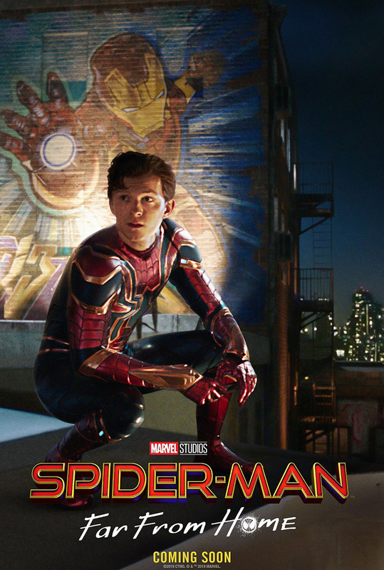 アイアンマンの壁画をバックに、アイアン・スパイダー・アーマーに身を包んだピーターの姿