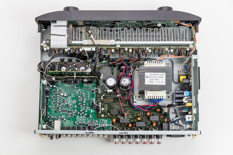 マランツ、9万円の薄型AVアンプ「NR1710」。スピーカー2本でも