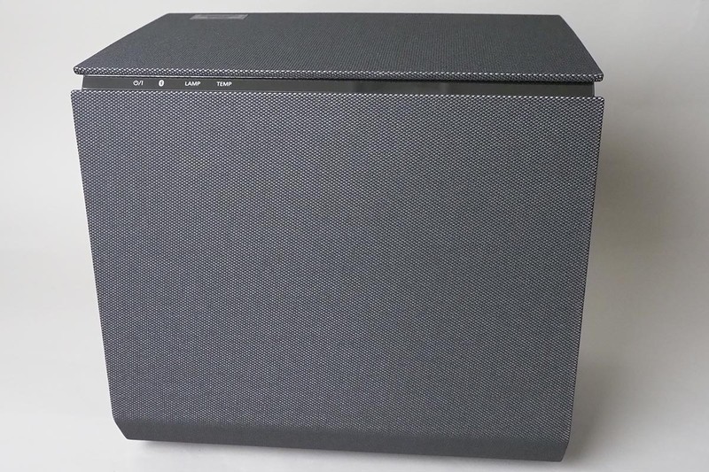 四角い箱状のデザインが特徴的な超短焦点プロジェクター「TH-100FP1」