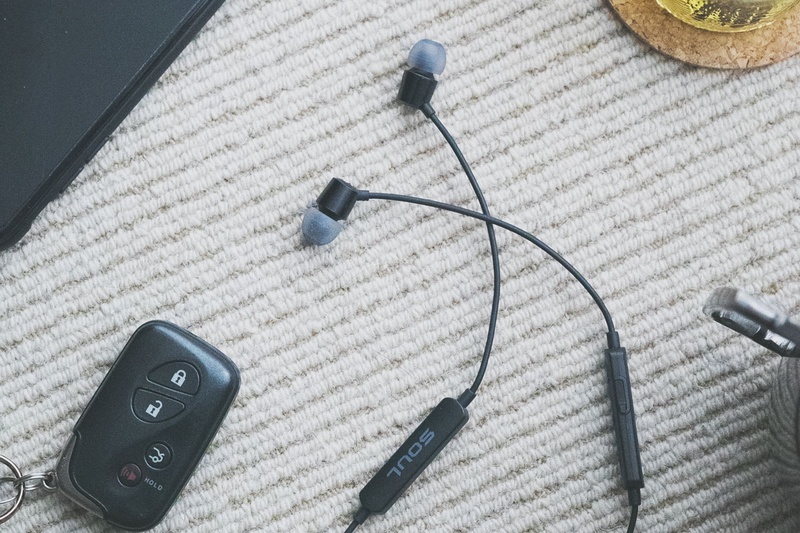 「Pure Wireless Plus」チャコールブラックの使用イメージ