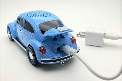 VWオールドビートル型スピーカー登場。ライト点灯、トランク開け