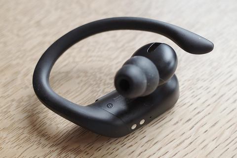 本田雅一のAVTrends】「Powerbeats Pro」は、左右分離スポーツ