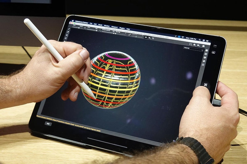 Apple Pencilももちろん使える。キーボードショートカット用のボタンは、横に出るサイドバー内に出るので併用可能