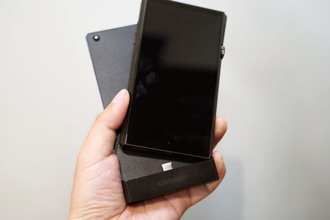 AK「SP1000」専用のジャケット型アンプ。最新回路設計で出力強化 - AV