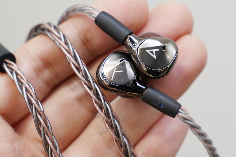 イヤフォンケーブルは、高純度無酸素銅の7N OCC銅線に、4N純銀をコーティングしたハイブリット構造を採用