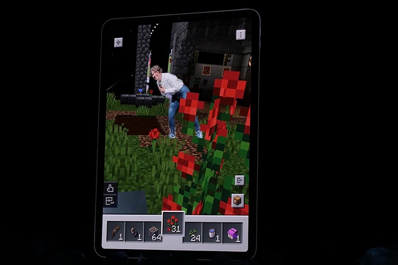 Minecraft Earthを初めて実機プレイ。People Occlusionを活用した、人がCGの中に入ってしまうような表現のインパクトが大きい