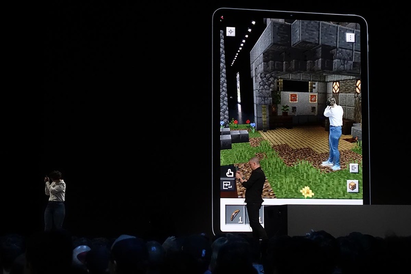 Minecraft Earthを初めて実機プレイ。People Occlusionを活用した、人がCGの中に入ってしまうような表現のインパクトが大きい