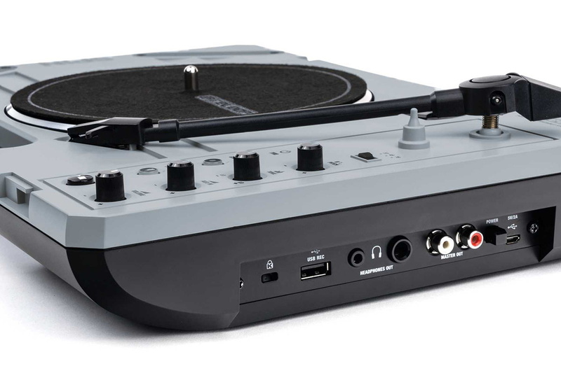 側面に入出力端子を備える