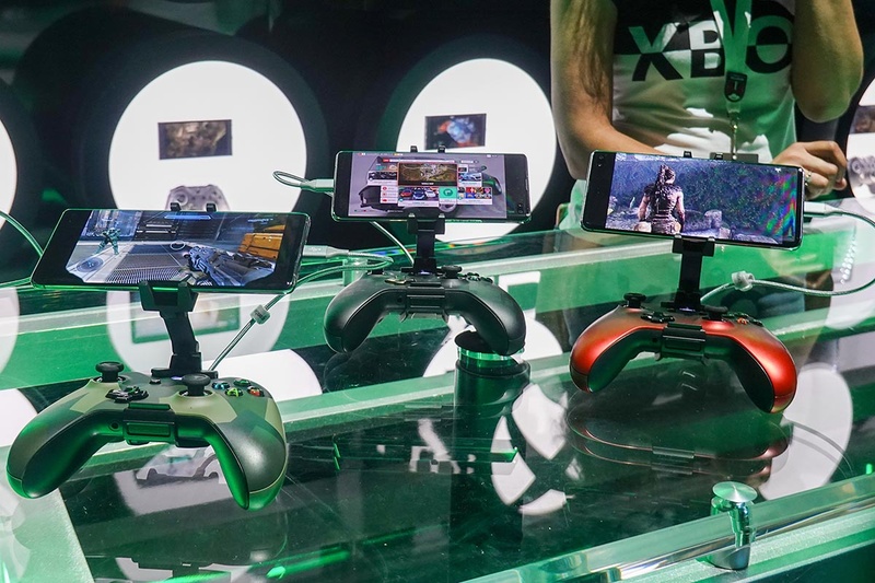 会場でデモが展示された「Project xCloud」。スマートフォンにケーブルでコントローラーを接続。スマホとネットの接続にはWi-Fiを利用していた