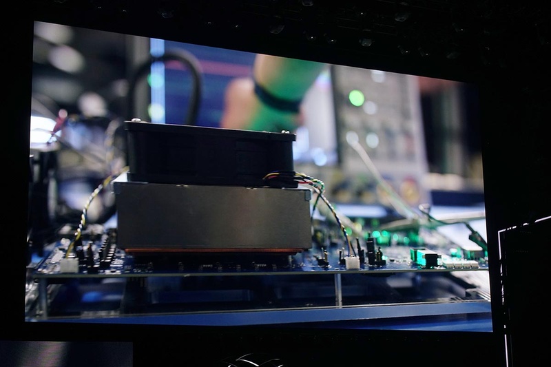 「Project Scarlett」開発チームがビデオに登場、概要を説明しつつ、機器の中を「チラ見せ」