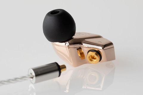 final、音場感や解像感で選べるイヤフォン「B series