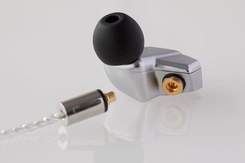 final、音場感や解像感で選べるイヤフォン「B series」。アニソン向け