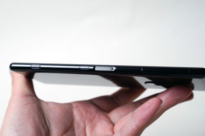 右側面に細い指紋センサーがある