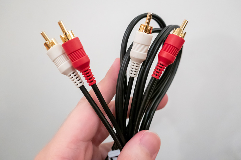 付属のPHONOケーブル(品番:K4EY4YY00003)。オーディオグレードのケーブルに変えるだけでも音質改善が期待できるだろう