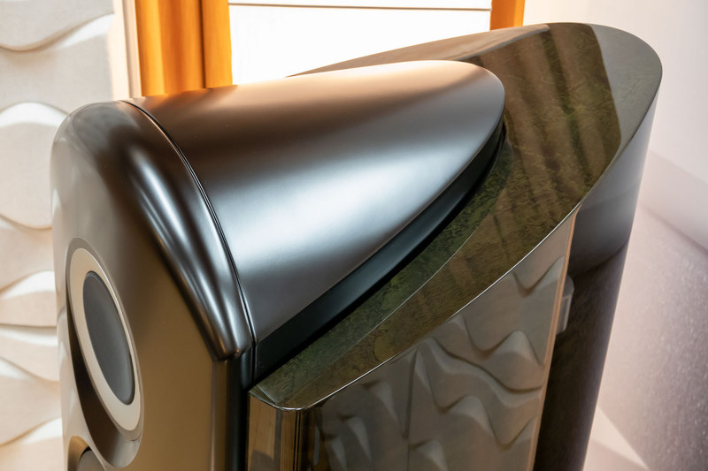 エンクロージャーの上部。R1MK2からカーブ形状や加工・成形方法を変更。従来よりも高精度で強固な組立となった