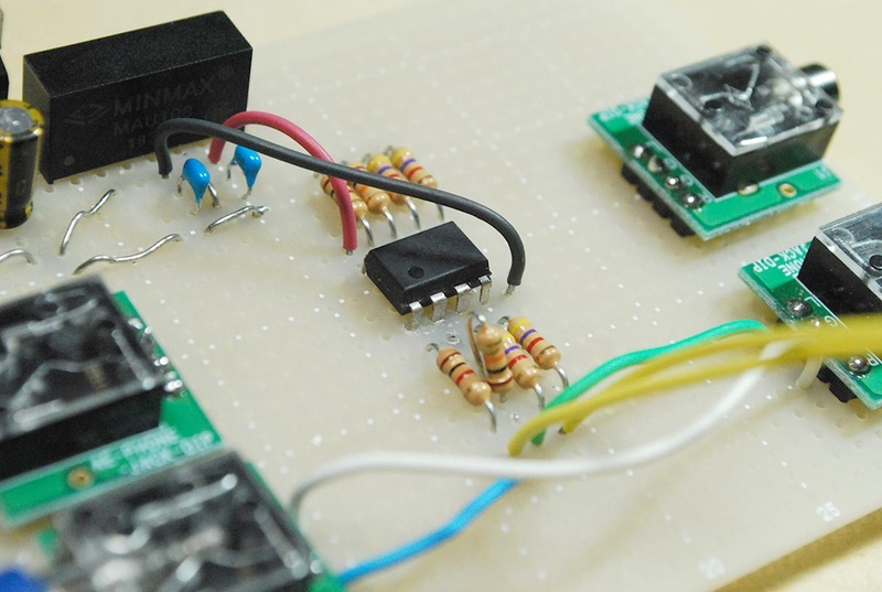 テスターで信号をチェックしながら、半日かけて完成