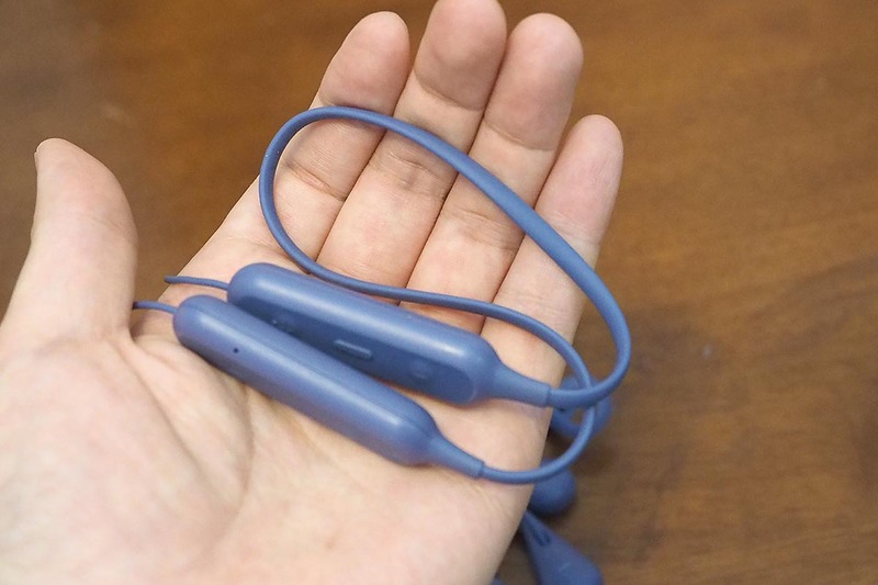 ネックバンドは柔らかく、持ち運びも気軽