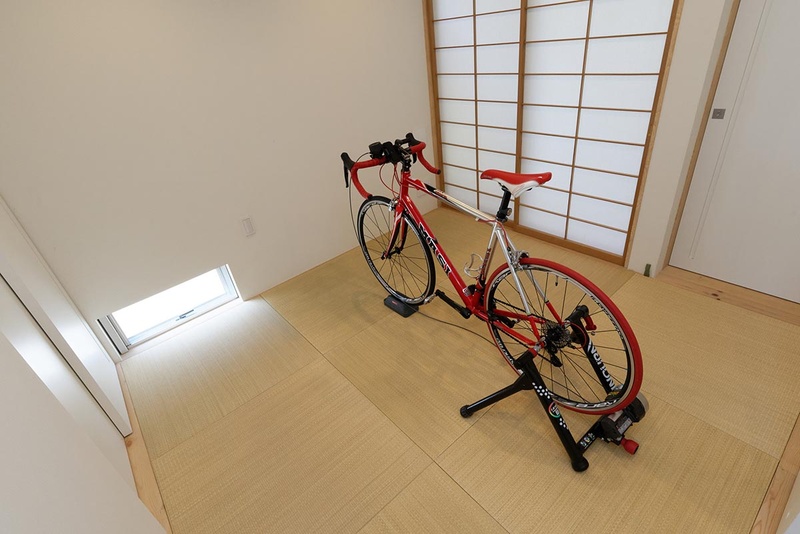 普通のサイクルトレーナーでテレビを見ながら走っても、やはりそこまでのリアリティはない